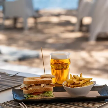 Els Pins & - Emar Otel